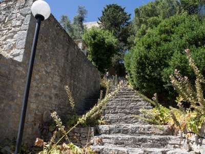 ..., non prima di notare sulla destra una ripida scalinata che conduce al predetto monastero